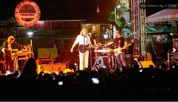 Lenine no palco do festival de primavera Lenine no palco do festival de primavera