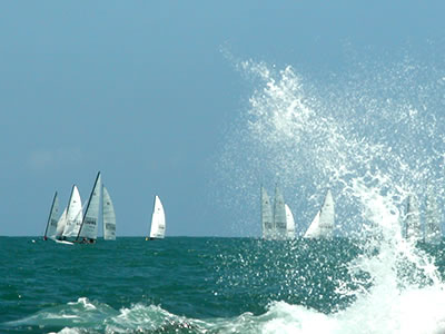 Regata oficial do Brascat 2010 em Morro de São Paulo Os bons ventos e as condições do mar favoreceram as regatas