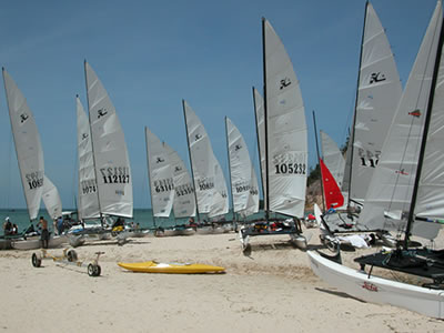 Barcos no Campeonato Brasileiro de Hobie Cat 2010 Areia da Gamboa é palco do Brascat 2010