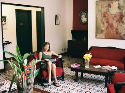 A sala do Casarão com móveis antigos A sala abriga alguns móveis e piso antigos