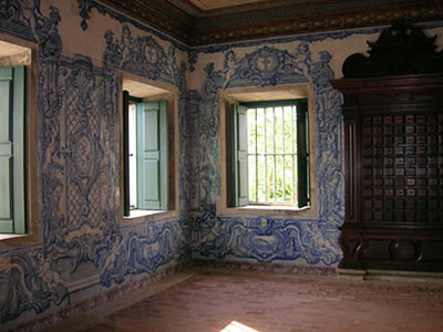 Paredes com azulejos do Convento de Santo Antônio em Cairu Painéis de azulejos do século 17