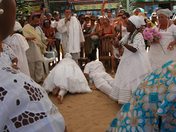 Momento de fé Momento de fé e reverência durante a festa de Iemanjá