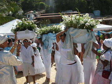 Saída do cortejo Saída do cortejo com as oferendas