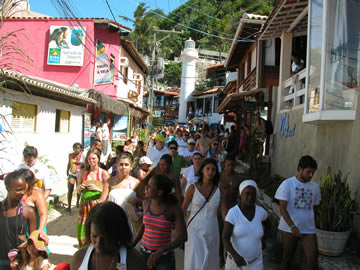 Multidão Uma multidão acompanha o cortejo