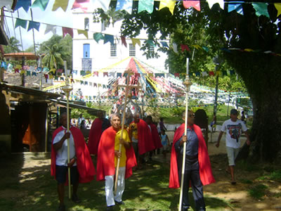 Procissão da festa da padroeira de Morro de São Paulo A oração das mulheres do grupo de samba de roda da Gamboa