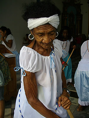 Integrante do grupo de samba de roda da Gamboa Dona Renilda da Gamboa lava o templo