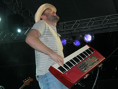 Banda de Nando Reis em Morro de São Paulo Os Infernais de Nando Reis agitaram Morro