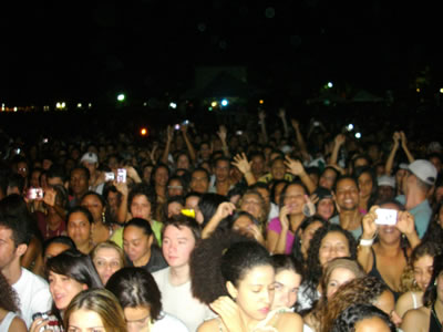 Show de Maria Gadú em Morro de São Paulo Segunda Praia lotada no show de Maria Gadú