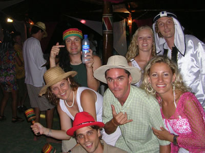 Galera animada no reveillon de Morro de São Paulo Galera no reveillon