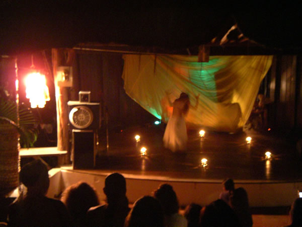 Todas as artes tem lugar no Teatro do Morro Banda Tinharé no palco do Teatro do Morro