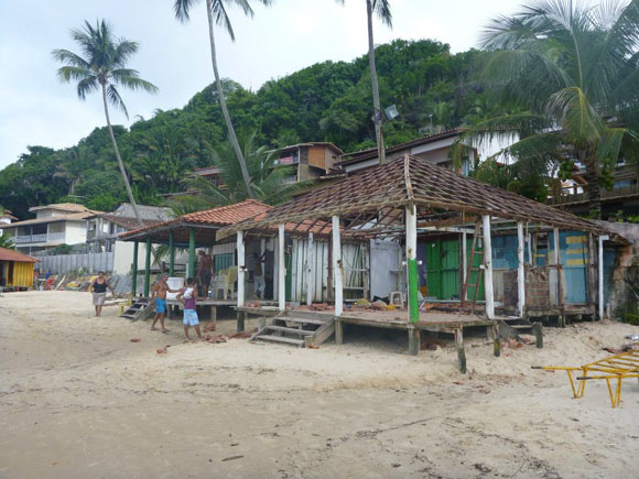 Morro de São Paulo durante a remoção das barracas de praia Morro de São Paulo durante a remoção das barracas de praia