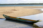 Canoa na praia de Garapua em Morro de Sao Paulo